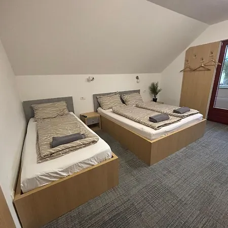 Na Bregu Camp Smlednik Gæstehus